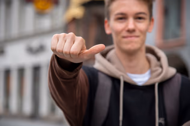 20230809 - Wie zufrieden sind Innsbrucks Bürger und Bürgerinnen mit der aktuellen Politik der Stadtregierung? Daumen ausgeglichen von Julian (Studen) - Lokales/Tirol- Innsbruck, Tirol - Österreich - Austria / Foto: Rita Falk / TT