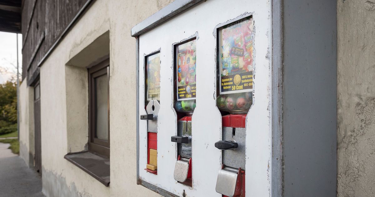 Siebenj-hrige-blieb-in-Stumm-mit-Hand-in-Kaugummi-Automaten-stecken