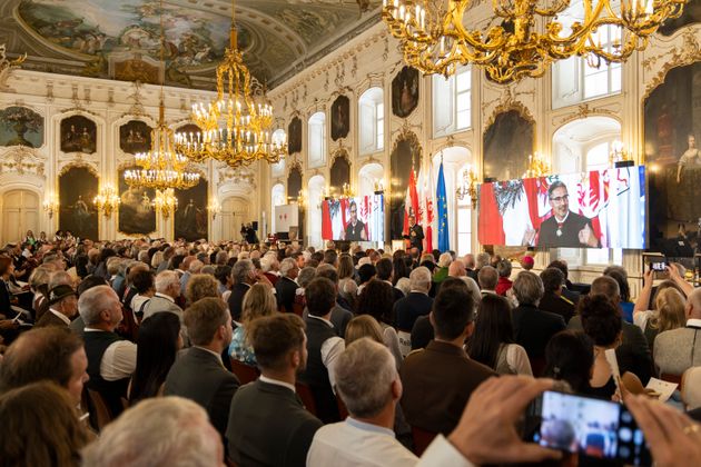 Im Riesensaal der Innsbrucker Hofburg zeichneten Tirol und Südtirol BürgerInnen mit besonderen Verdiensten aus.