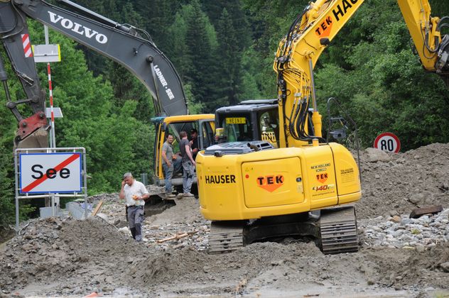 Auch in See im Paznauntal sind die Aufräumarbeiten voll im Gang.