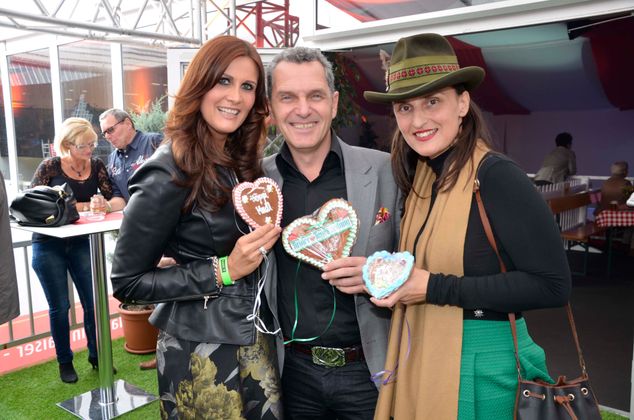 Petra Fischer (l.; Hypo Tirol Bank) mit Franz Wieshaber (Milano Moden) und Claudia Montoya (Wirtschaftsblatt) beim Spektakel.
