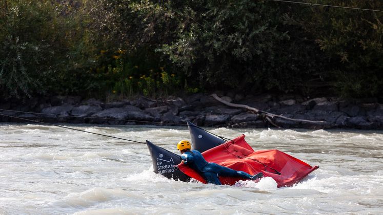 "Upstream Surfing" wird als Mischung aus Wakeboarding und Wellenreiten beschrieben.