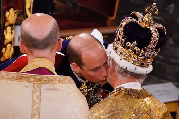 Ein Kuss für den König und Vater von Prinz William.