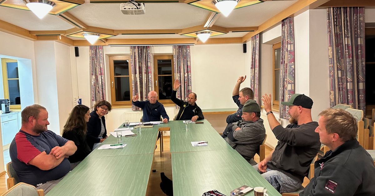 Deftige-Sitzung-in-Hinterhornbach-ber-fette-Bonzen-und-beleidigte-Bauaussch-sse