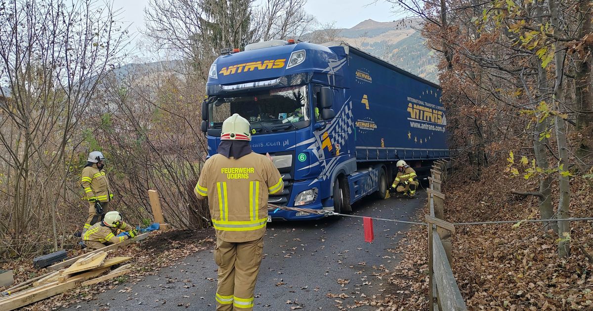 Kam-von-Stra-e-ab-Polnischer-Sattelschlepper-blockierte-Kohlgasse-in-Uderns