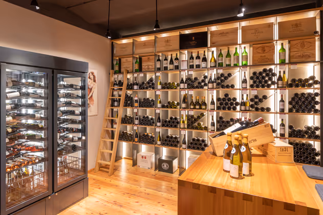 Entdecken Sie in der Vinothek GOTTARDI in der Innsbrucker Heiliggeiststraße 10 eine erlesene Auswahl an Weinen aus Österreich, Italien, Frankreich, Spanien und der ganzen Welt. 