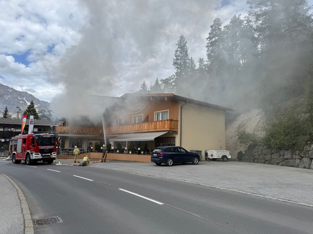 Brand in Leutascher Gasthaus ausgebrochen: Feuerwehr im Löscheinsatz