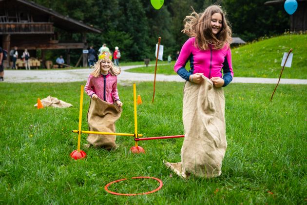 Hannah und Sophie zeigten beim Sackhüpfen sehr viel Ehrgeiz.