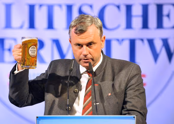 "Ich glaube, dass das Projekt Kurz scheitern wird, weil es eine hohle Nuss ist." ... Norbert Hofer hält auch eine Aschermittwochsrede, erstmals als FPÖ-Chef. [...]  "Was ist der Unterschied zwischen einem Theater und der türkis-grünen Bundesregierung? In einem Theater werden gute Schauspieler schlecht bezahlt" ...und will ebenfalls lustig sein.