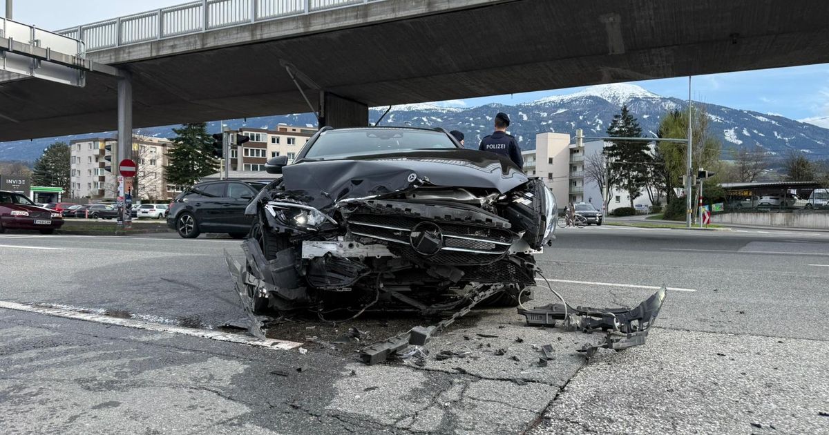 Autos-krachten-bei-Innsbrucker-Kreuzung-aufeinander-Zwei-Personen-verletzt