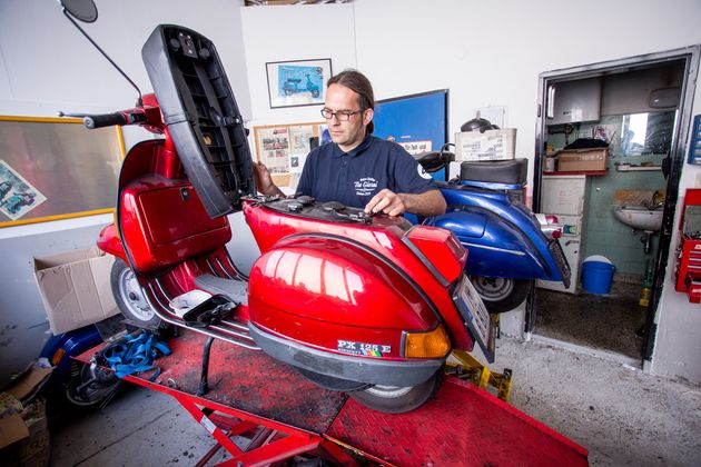 In der Werkstatt des Vespa Clubs wird fleißig geschraubt.