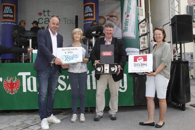 Katharina Möllinger (2. v. l) und Elke Melmer mit TT-Marketingleiter Norbert Adlassnigg (l.) und Günter Neyer (Testa Rossa).
