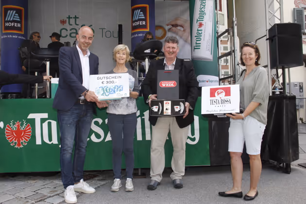 Katharina Möllinger (2. v. l) und Elke Melmer mit TT-Marketingleiter Norbert Adlassnigg (l.) und Günter Neyer (Testa Rossa).