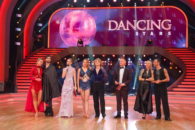 Die drei Paare mit den Moderatoren im Finale: Katya Mizera, Aaron Karl, Mirjam Weichselbraun, Catharina Malek, Paulus Bohl, Andi Knoll, Simone Lugner und Danilo Campisi (v.l.).