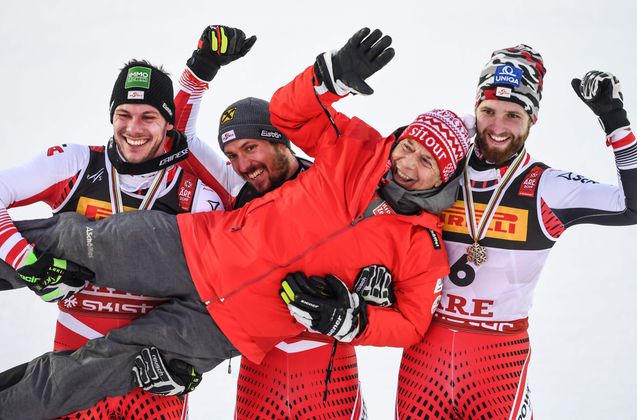 Foto des Monats Februar: ÖSV-Präsident Peter Schröcksnadel darf jubeln! Im abschließenden WM-Slalom in Aare räumten Marcel Hirscher (Gold), Michael Matt (Silber) und Marco Schwarz (Bronze) ab.