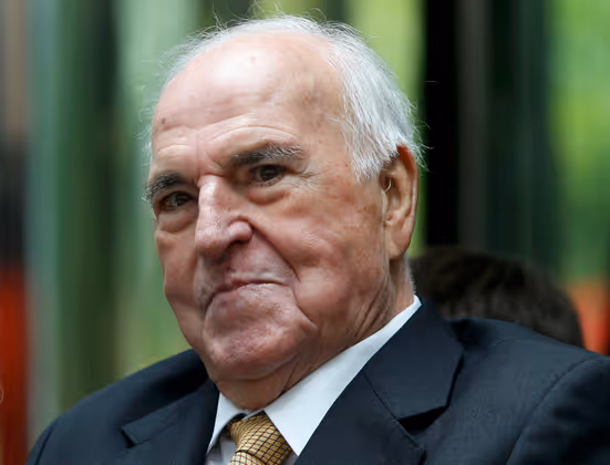 16. Juni: Helmut Kohl (✝ 87) | Der deutsche Altkanzler prägte die Bundesrepublik wie nur sehr wenige. Er regierte das Land insgesamt 16 Jahre von 1982 bis 1998. Als sein größter Erfolg gilt die deutsche Einheit. Zeitgenossen sehen ihn auch als Wegbereiter der Europäischen Union. Nach einem Sturz war er von 2008 an pflegebedürftig.