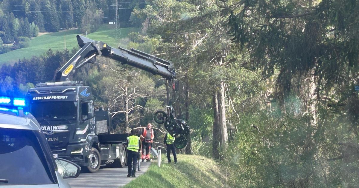 Zwei-Verletzte-nach-Motorrad-Absturz-ber-steile-B-schung-in-Stanz