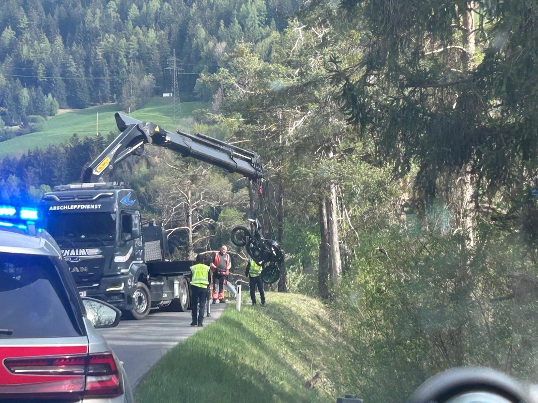 Zwei Verletzte nach Motorrad-Absturz über steile Böschung in Stanz