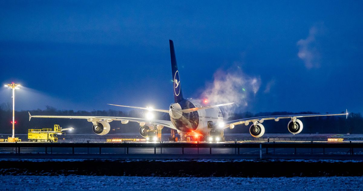 500-Passagiere-sa-en-in-M-nchen-die-ganze-Nacht-in-Flugzeugen-fest