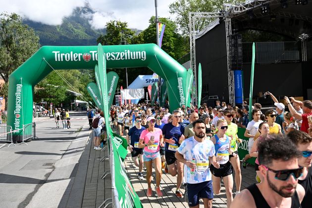 Schauplatz: an gewohnter Stelle vor dem Landestheater.