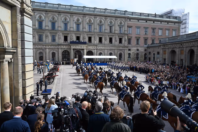 Zu Ehren Carl Gustavs fand eine große Militärparade vor dem Palast statt.