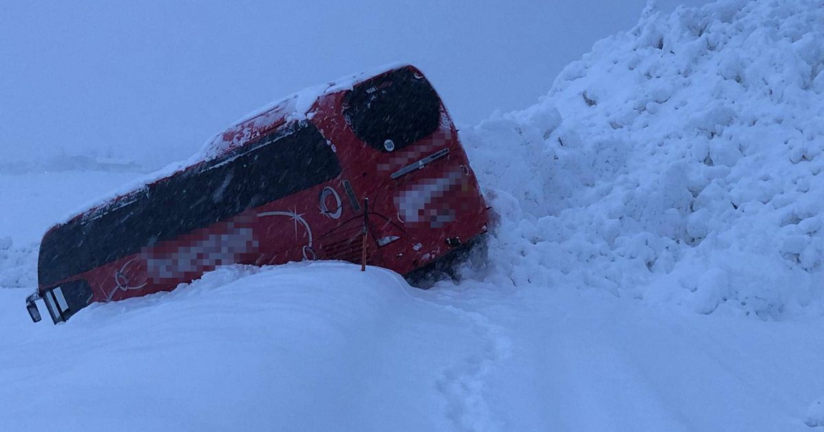 Winterwetter-hat-Tirol-fest-im-Griff-Bus-im-Lechtal-von-Lawine-erfasst