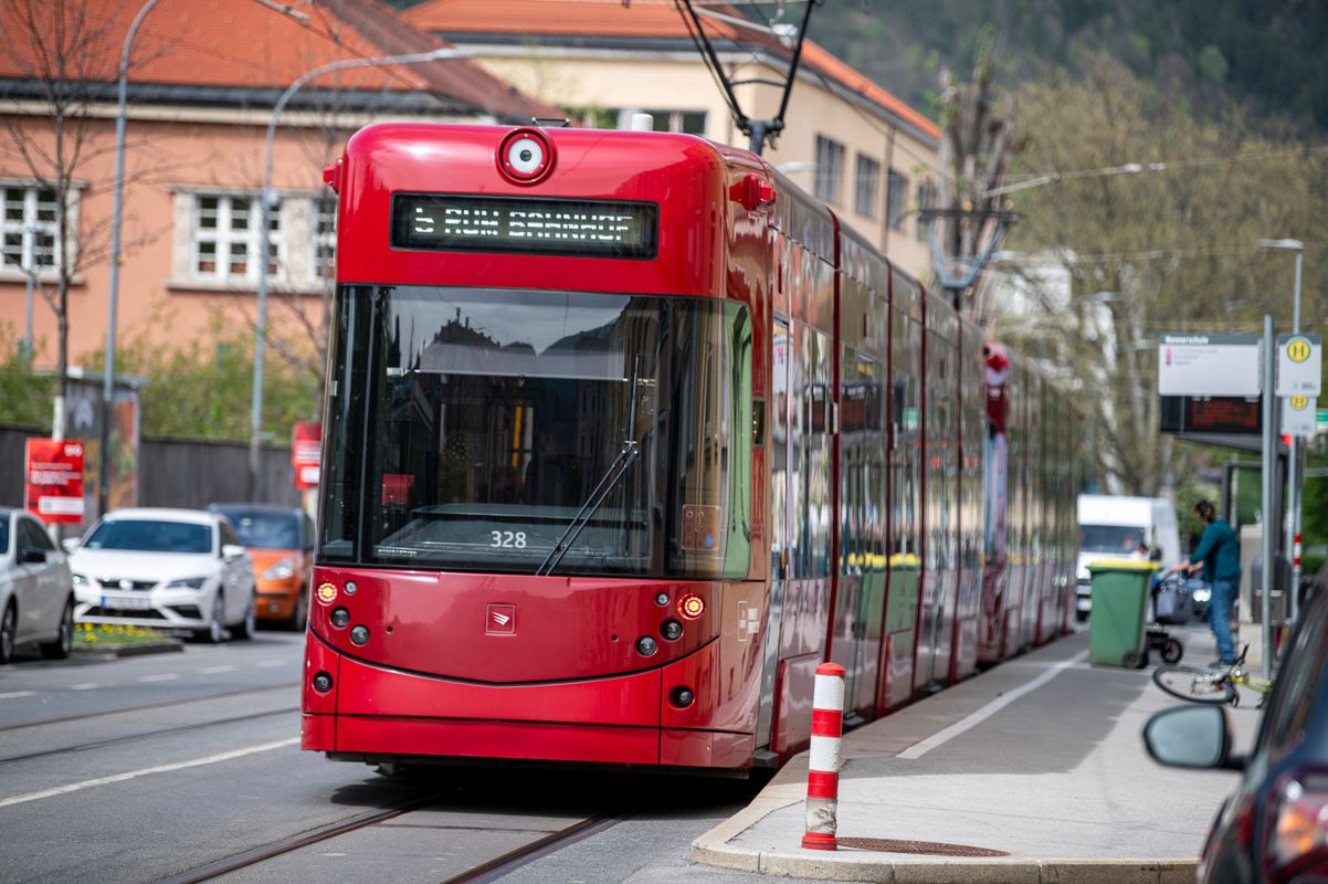 Straßenbahn in Innsbruck musste Notbremsung einlegen: Polizei sucht schwarzen VW Polo