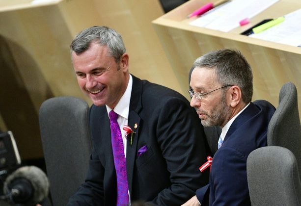 FPÖ-Obmann Norbert Hofer setzte sich in einer Kampfabstimmung gegen die Grünen-Kandidatin Eva Blimlinger klar durch. Die Freiheitlichen hatten davor kritisiert, dass es überhaupt eine Gegenkandidatin zu Hofer gab.Grünen-Klubchef Werner Kogler hatte Blimlinger als "Angebot" an jene Mandatare bezeichnet, die nicht einen Vertreter jener Partei wählen wollten, in der es fast täglich "Einzelfälle" - gemeint mit Bezügen in den rechtsradikalen Bereich - gebe. Der freiheitliche Klubobmann Herbert Kickl reagierte verschnupft: Wer den Fehler begehe, rechts mit rechtsextrem gleich zu setzen, habe die Grundregel der Demokratie nicht verstanden.