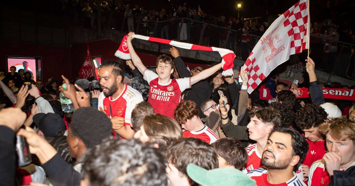 Nach-22-Jahren-Warten-Arsenal-nach-ManCity-Patzer-am-Sofa-zum-Meistertitel