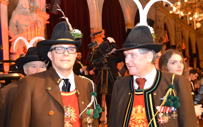 Zeremonienmeister Manfred Schachner (l.)  und Tirolerbund-GF Johann Baumgartner durften sich über den tollen Ball freuen.