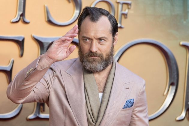 Jude Law ist 49 und steht zu seinen Geheimratsecken. 