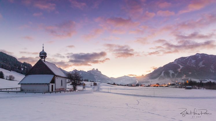 Morgenstimmung bei der St. Leonhardkapelle in Tannheim.