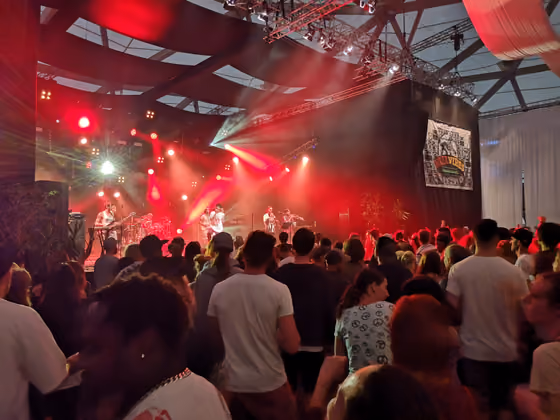 Seit Anbeginn des Hill Vibes fixer Bestandteil des Bandaufgebots: Die Rebel Musig Crew aus dem Tiroler Unterland bei ihrem Auftritt am Samstag.