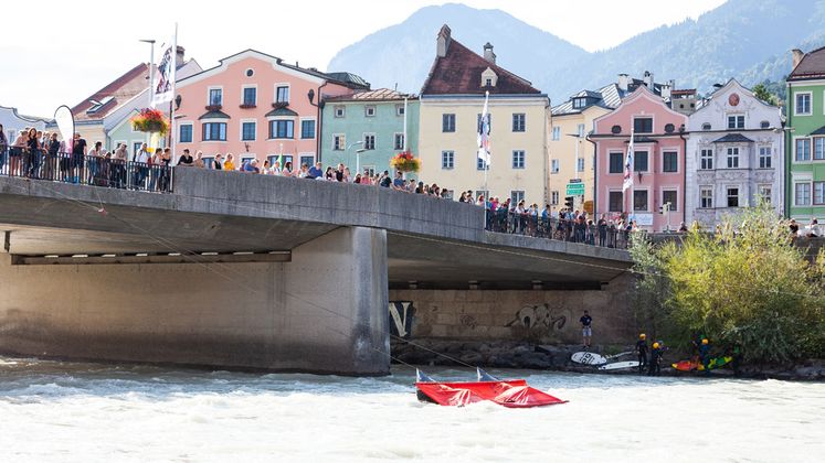 Die Innbrücke als malerischer Ort für Touristen - nun auch für den Wassersport.