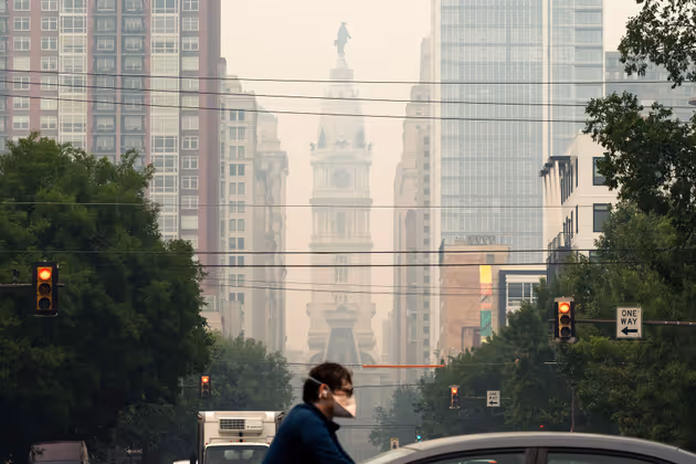 A haze covers Philadelphia City Hall, caused by smoke from Canadaís wildfires on June 7, 2023. An orange-tinged smog caused by Canada's wildfires shrouded New York on June 7, 2023, obscuring skyscrapers and causing residents to don face masks, as cities along the US East Coast issued air quality alerts. (Photo by Joe LAMBERTI / AFP)