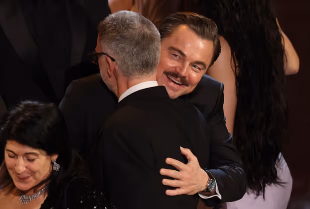 Ging zwar leer aus, freute sich aber mit Regisseur Paul Thomas Anderson: Leonardo DiCaprio war as bester Hauptdarsteller in „ONe Battle After Another“ nominiert