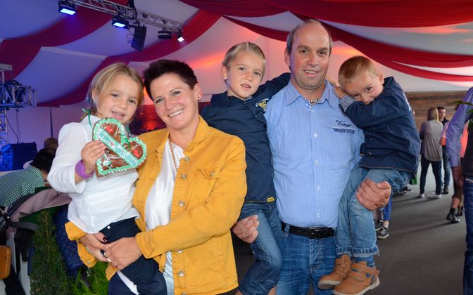 Familienausflug: Muttereralm-Geschäftsführer Werner Millinger mit Frau Ulrike und den Kindern Leoni, Fabian und Samuel.