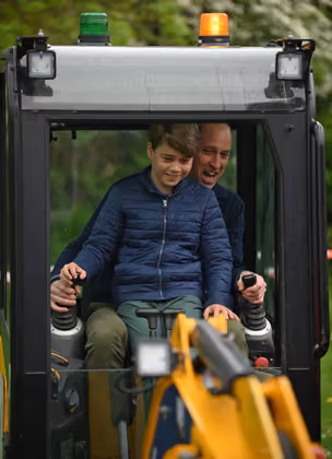 ... seinem Papa William und großen Bruder George beim Baggern zu.
