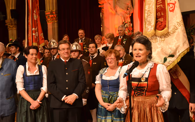 Bundesratspräsidentin Sonja Ledl-Rossmann, LH Günther Platter, Marianne Klicka und BM Hedi Wechner (v. l.) bei der Eröffnung des Tirolerballs 2017 im Wiener Rathaus.