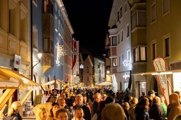 Beim legendären Abendshopping in der Schwazer Innenstadt erwarten Sie ein langer Einkaufsabend und viel Unterhaltung. r