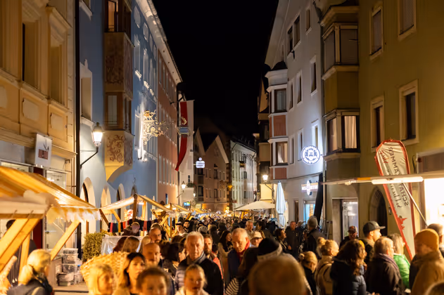Beim legendären Abendshopping in der Schwazer Innenstadt erwarten Sie ein langer Einkaufsabend und viel Unterhaltung. r