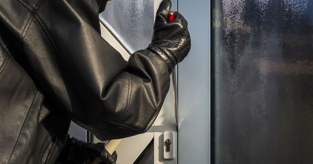 Einbrecher-drangen-in-Kitzb-heler-Gesch-ft-ein-stahlen-Kleidung-und-Bargeld