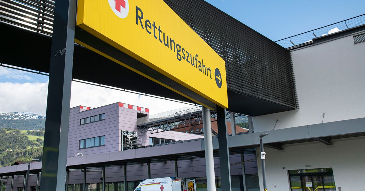 Mit-Auto-in-Hall-ber-Fu-gefahren-Wer-war-die-Lenkerin-