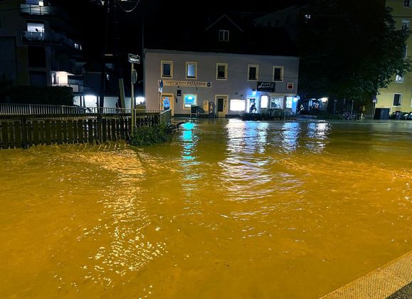 Der über die Ufer getretene Schöcklbach in Graz-Andritz. 