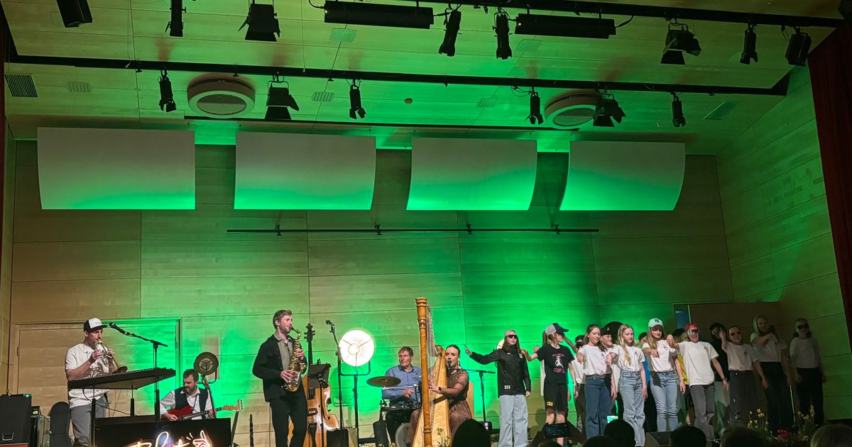 Kitzb-heler-Sch-ler-rocken-mit-Band-Tschentig-die-B-hne