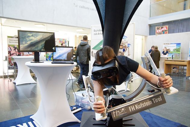 Im Workshop „Virtuelle Realität zum Anfassen“ können Interessierte auf dem Fluggerät Ikaros virtuell durch die Lüfte fliegen und ein VR-Video drehen.