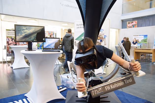 Im Workshop „Virtuelle Realität zum Anfassen“ können Interessierte auf dem Fluggerät Ikaros virtuell durch die Lüfte fliegen und ein VR-Video drehen.