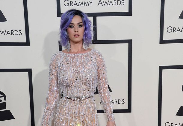 Ihr silbernes, leicht transparentes Kleid allein sorgte nicht für allzu viel Aufsehen. Doch Katy Perry (30) kombinierte dazu einen Nasenring und lila Haare. Diese sind übrigens ein bisschen im Trend: Auch Kelly Osbourne (30) wählte die Haarfarbe Lila.