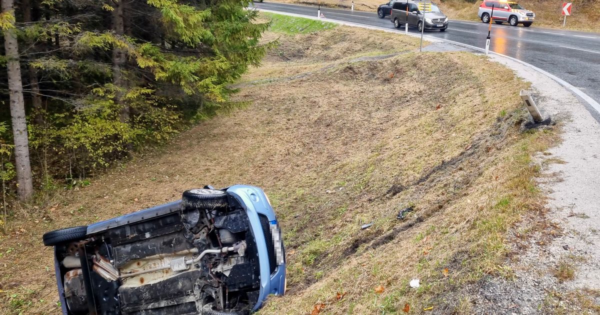 Auto-kam-in-Biberwier-von-Fernpassstra-e-ab-und-st-rzte-ber-B-schung