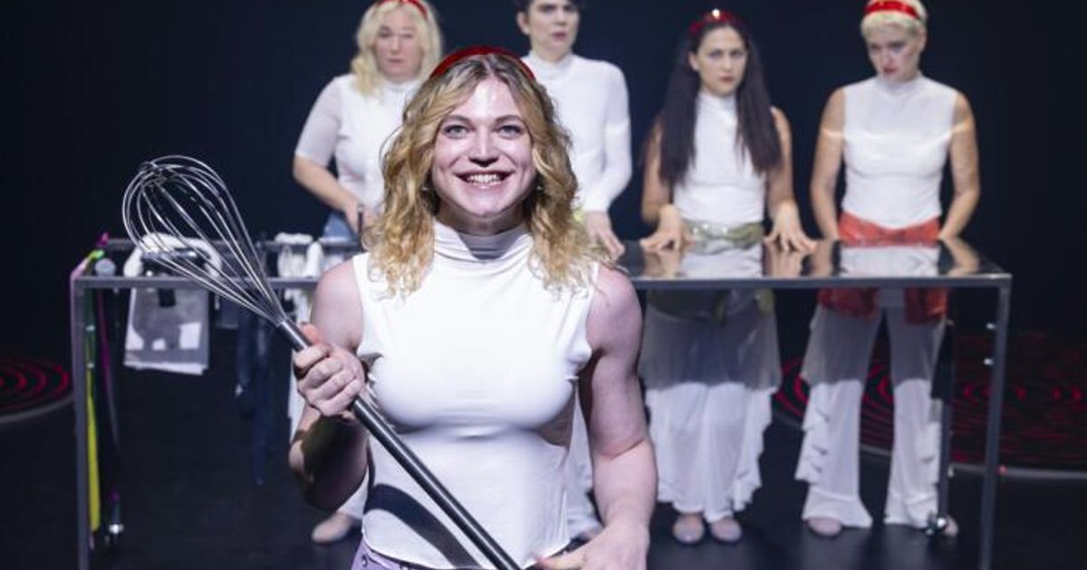Neue-Normen-f-r-Norma-Kosmos-Theater-zeigt-Retrotopia-